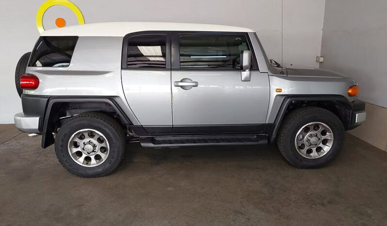 
								2012 Toyota Land Cruiser FJ 4.0 V6 full									